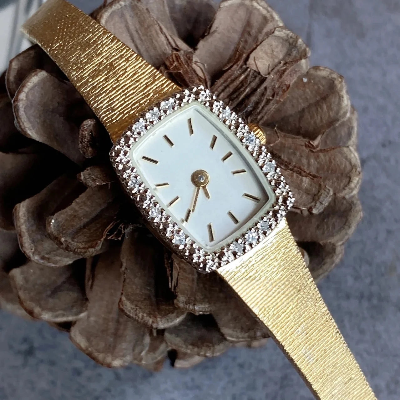 2024 New Women's Watch Medieval Diamond  Vintage Retro Luxury Elegance High Quartz  Retro Gold Clock